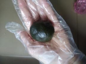 将桃山皮慢慢向上推，使之与馅料贴合，用虎口收口，搓圆