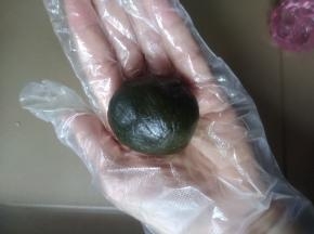 将桃山皮慢慢向上推，使之与馅料贴合，用虎口收口，搓圆