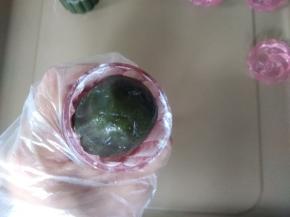 再搓成圆柱形，50克的月饼模具在装有面粉的碗里按压一下，抖去多余的面粉，再放入月饼圆坯