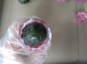 再搓成圆柱形，50克的月饼模具在装有面粉的碗里按压一下，抖去多余的面粉，再放入月饼圆坯