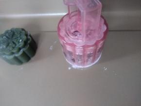 在不粘烤盘上用力向下按，提起月饼模，月饼花形就做好了