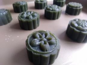 直接在烤盘上按，可以防止月饼在移动中变形