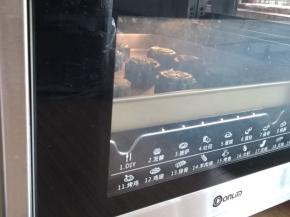 东菱K40C烤箱预热到150度（预热时间大概需要10分钟），再将烤盘放在中下层，烘烤10分钟左右，不需要烤至上色，而且桃山皮和馅料都是熟的，所以低温烘烤即可