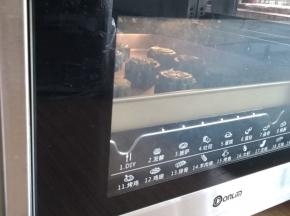 东菱K40C烤箱预热到150度（预热时间大概需要10分钟），再将烤盘放在中下层，烘烤10分钟左右，不需要烤至上色，而且桃山皮和馅料都是熟的，所以低温烘烤即可