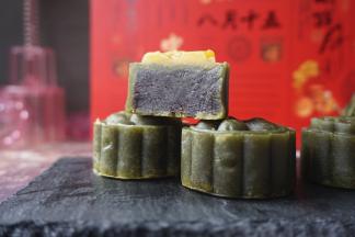 烘烤结束，将月饼取出，晾凉后放入保鲜盒内，刚烤好的月饼有点软的，凉后就硬一些，在室温下放置一天回油即可食用