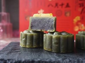 烘烤结束，将月饼取出，晾凉后放入保鲜盒内，刚烤好的月饼有点软的，凉后就硬一些，在室温下放置一天回油即可食用