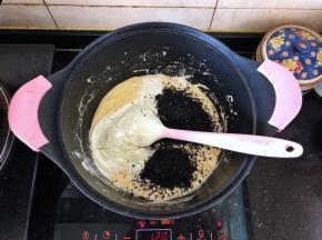 6、倒入奶粉和黑芝麻粉。