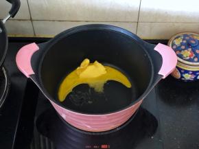 2、黄油倒入不粘锅中，小火加热。