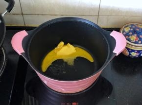 2、黄油倒入不粘锅中，小火加热。