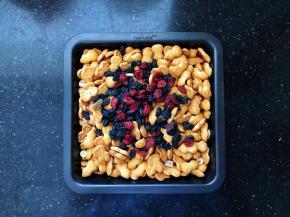 1、把饼干和干果一起倒入烤盘中混合均匀后备用。