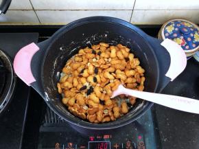 8、倒入混合均匀的饼干和干果。