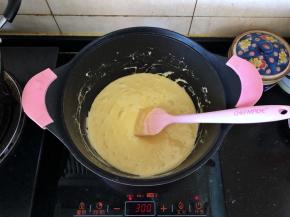 5、小火翻炒至完全融化。