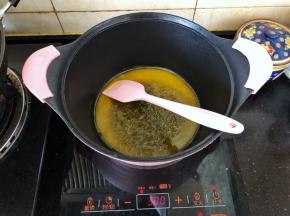 3、加热至融化。
