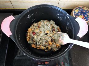 9、快速翻拌均匀，混合至四周都被糖给包裹住就可以了。