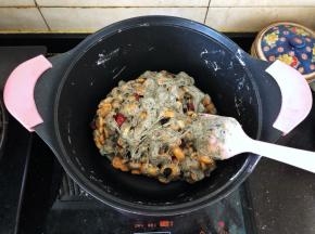 9、快速翻拌均匀，混合至四周都被糖给包裹住就可以了。