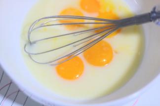 牛奶和食用油混匀，再加入蛋黄