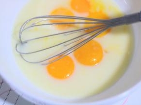 牛奶和食用油混匀，再加入蛋黄