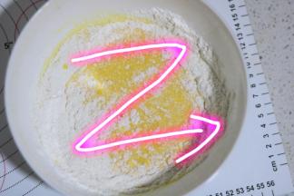 将低粉筛入蛋黄液中，用划Z形拌匀低粉，拌好的蛋黄糊是无颗粒的流动状