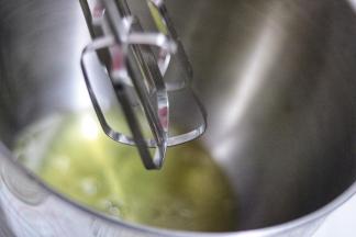 这个时候打发蛋白，记得打蛋头也是要无油无水的