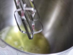 这个时候打发蛋白，记得打蛋头也是要无油无水的