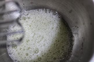 将蛋白打发到冒鱼眼泡时加入3/1的白糖，继续打发。