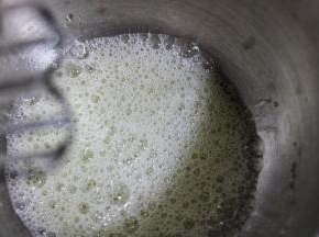 将蛋白打发到冒鱼眼泡时加入3/1的白糖，继续打发。