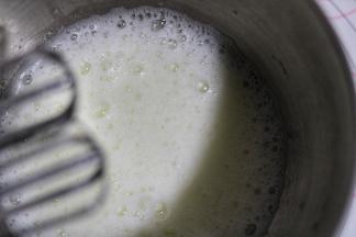 打发到蛋白冒细小泡泡是加入剩下的白糖的2/1，继续打发。