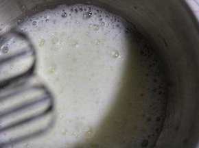 打发到蛋白冒细小泡泡是加入剩下的白糖的2/1，继续打发。