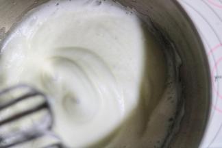 打发到蛋白有纹路出现时，加入剩下的全部白糖，再一直打发。