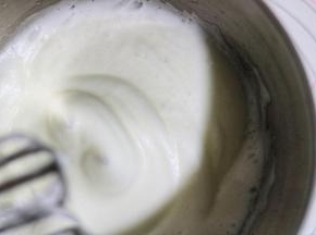 打发到蛋白有纹路出现时，加入剩下的全部白糖，再一直打发。