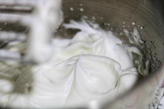 打发到提起打蛋器能见到直立的小角，蛋白打发完成。