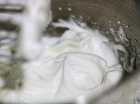 打发到提起打蛋器能见到直立的小角，蛋白打发完成。