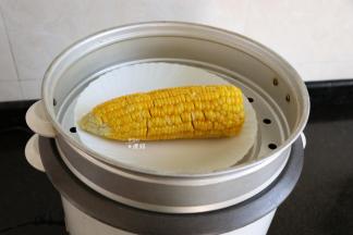 玉米去皮去须洗净，放在蒸锅里蒸熟，我这是用电饭煲煮饭的时候顺便放在上面，一起蒸熟了，两不耽误，嘿嘿；