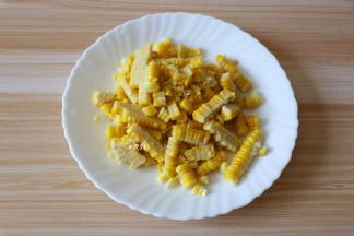 用刀切下玉米粒；