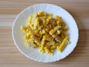 用刀切下玉米粒；