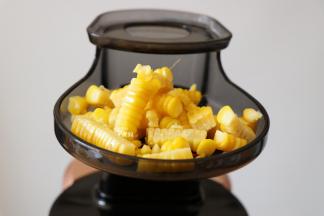 取适量玉米粒放在侧面投料口；