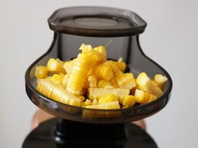 取适量玉米粒放在侧面投料口；