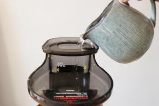 倒入冷开水或纯净水；