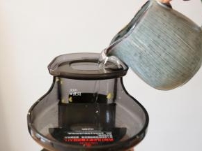 倒入冷开水或纯净水；