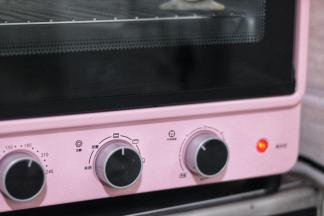 这个时候预热烤箱，我的是粉色少女心的海氏立式烤箱，预热10分钟，180度。