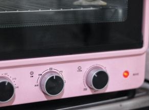 这个时候预热烤箱，我的是粉色少女心的海氏立式烤箱，预热10分钟，180度。