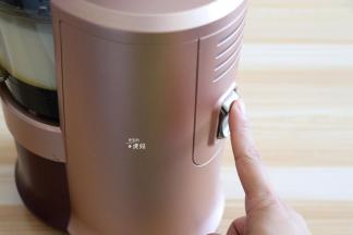 接通电源，按下开关开始榨汁；