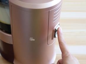 接通电源，按下开关开始榨汁；