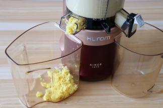 开始出渣后就继续添加玉米粒，边加边榨直至全部榨完；