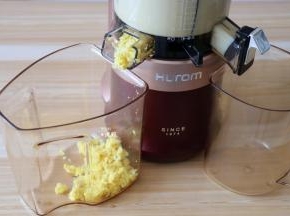 开始出渣后就继续添加玉米粒，边加边榨直至全部榨完；