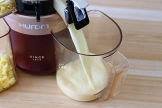 打开果汁盖玉米汁就出来了；