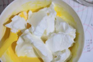 取3/2打发好的蛋白去蛋黄糊中，用翻拌的手法轻轻的将它们混匀。