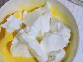 取3/2打发好的蛋白去蛋黄糊中，用翻拌的手法轻轻的将它们混匀。