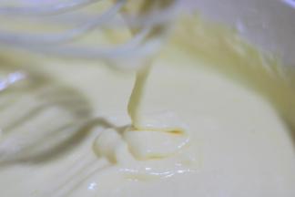 将混匀的蛋白和蛋黄混合物倒入剩下的蛋黄糊中，再次将他们混匀。拌好的蛋糕糊是流动状的。