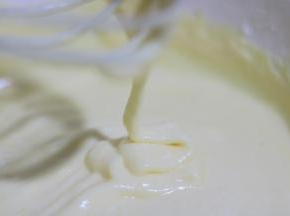 将混匀的蛋白和蛋黄混合物倒入剩下的蛋黄糊中，再次将他们混匀。拌好的蛋糕糊是流动状的。